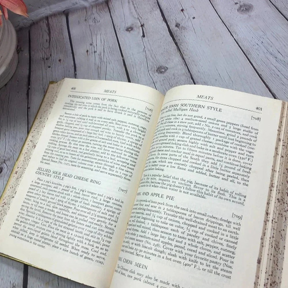 Vintage 1950 GOLD cookbook - Picture 8 of 10